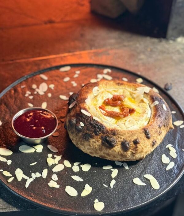 Камамбер запечений у фокачі