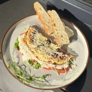 Омлет з томатами та страчателою