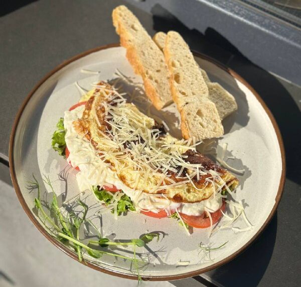 Омлет з томатами та страчателою