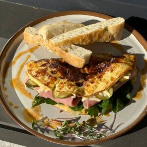 Омлет з шинкою та моцарелою