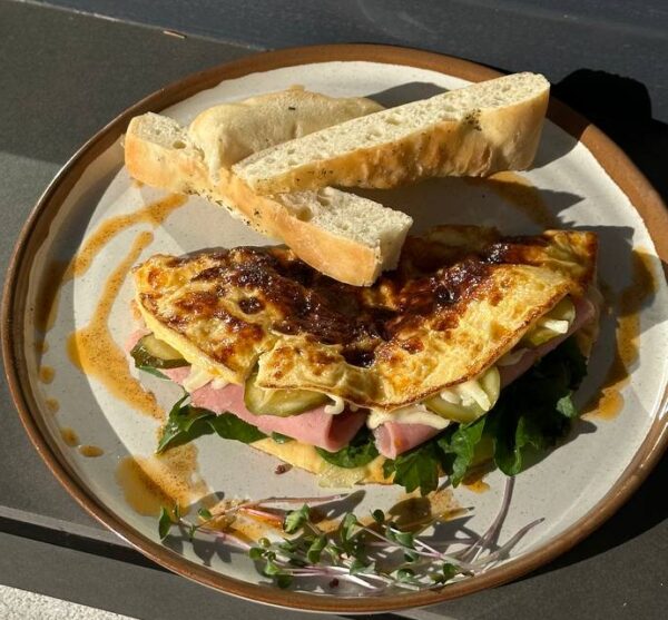 Омлет з шинкою та моцарелою