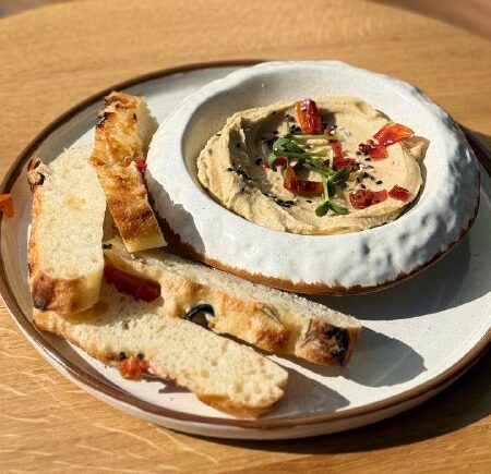 Хумус з фокачею