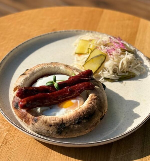 Сніданок з печі з ковбасками та яйцем