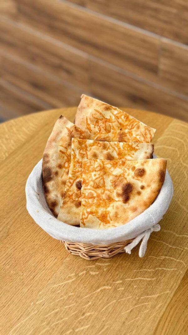 Коржик з печі з пармезаном