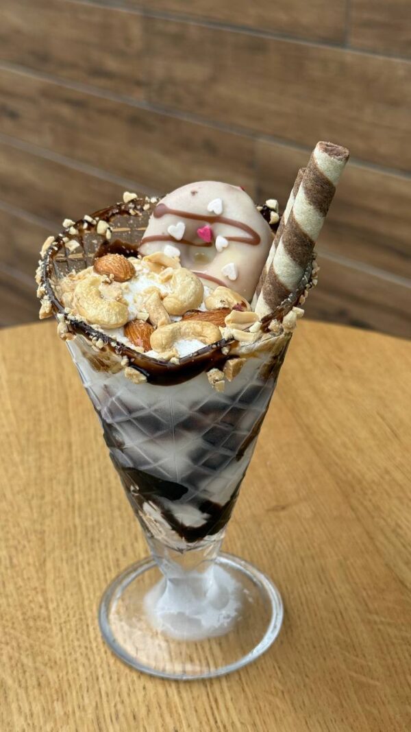 Фірмове морозиво СНІКЕРС