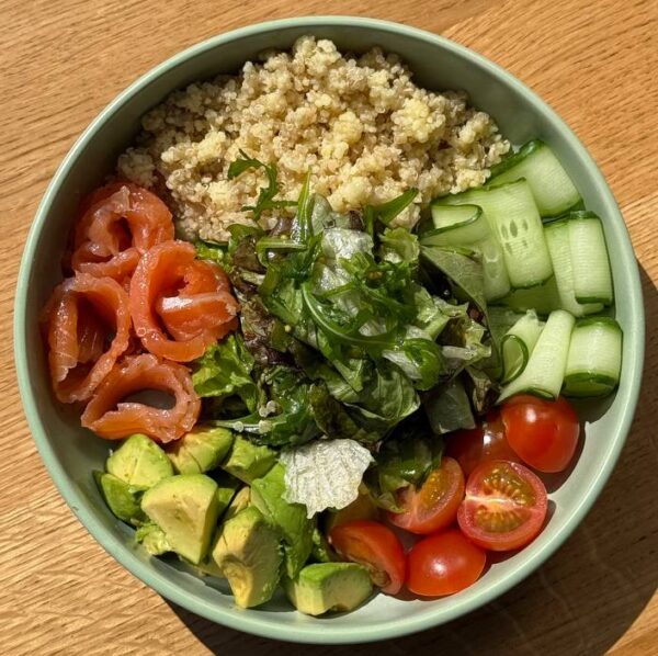 БОУЛ кіноа кус-кус лосось