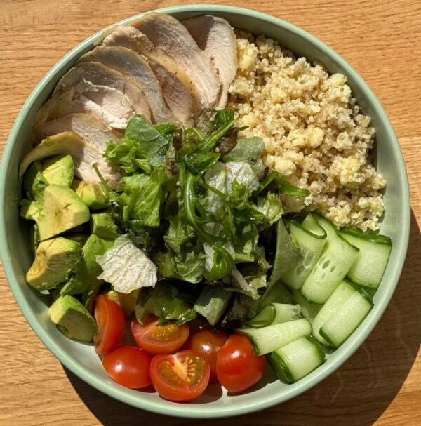 БОУЛ кіноа кус-кус курка